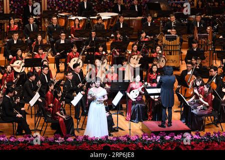 (190115) -- PECHINO, 15 gennaio 2019 -- il cantante Zhang Ningjia si esibisce durante un concerto sinfonico originale della nuova era tenutosi a Pechino, capitale della Cina, 14 gennaio 2019. ) CHINA-BEIJING-NEW ERA-CONCERT (CN) JINXLIANGKUAI PUBLICATIONXNOTXINXCHN Foto Stock