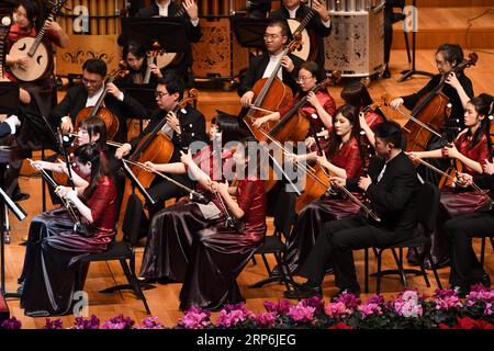 (190115) -- PECHINO, 15 gennaio 2019 -- gli artisti si esibiscono durante un concerto sinfonico originale della nuova era tenutosi a Pechino, capitale della Cina, 14 gennaio 2019. ) CHINA-BEIJING-NEW ERA-CONCERT (CN) JINXLIANGKUAI PUBLICATIONXNOTXINXCHN Foto Stock