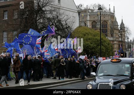 (190115) -- LONDRA, 15 gennaio 2019 -- i manifestanti pro-Brexit e anti-Brexit tengono bandiere e cartelli fuori dalle camere del Parlamento, a Londra, in Gran Bretagna il 15 gennaio. 2019. Una votazione parlamentare ritardata sull'accordo Brexit è prevista per oggi. ) BRITAIN-LONDON-BREXIT TimxIreland PUBLICATIONxNOTxINxCHN Foto Stock