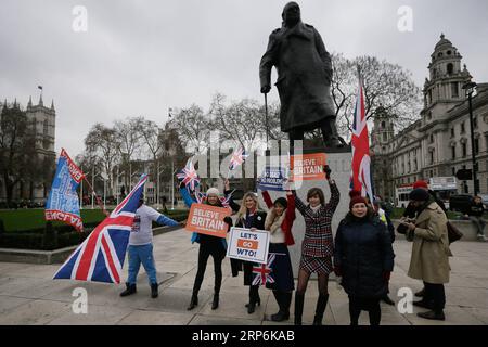 (190115) -- LONDRA, 15 gennaio 2019 -- i manifestanti pro-Brexit tengono cartelli fuori dalle camere del Parlamento, a Londra, in Gran Bretagna, il 15 gennaio. 2019. Una votazione parlamentare ritardata sull'accordo Brexit è prevista per oggi. ) BRITAIN-LONDON-BREXIT TimxIreland PUBLICATIONxNOTxINxCHN Foto Stock