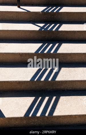 Motivi di ombra astratti grafici su gradini di cemento; Mount Rushmore National Memorial; Black Hills; South Dakota; USA Foto Stock