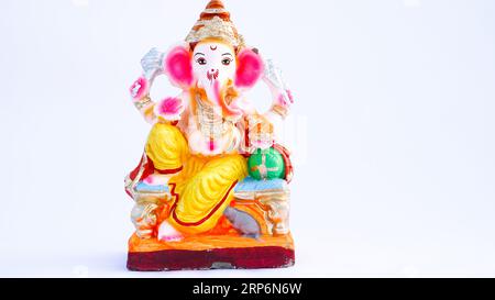 Dio Indiano idolo o statua isolata su bianco. Maa laxmi con Lord Ganesha, Adiyogi, Godess Durga sul leone e la statua di Lord Krishana. Foto Stock