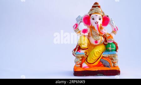 Dio Indiano idolo o statua isolata su bianco. Maa laxmi con Lord Ganesha, Adiyogi, Godess Durga sul leone e la statua di Lord Krishana. Foto Stock