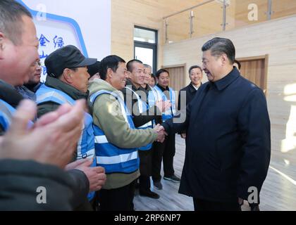 (190117) -- XIONGAN NEW AREA, 17 GENNAIO 2019 -- il presidente cinese Xi Jinping, anche segretario generale del Comitato centrale del Partito Comunista Cinese (CPC) e presidente della Commissione militare centrale, parla con i ranger in un sito forestale durante la sua ispezione nella nuova area di Xiongan, nella provincia di Hebei nella Cina settentrionale, 16 gennaio 2019. ) CHINA-HEBEI-XIONGAN-XI JINPING-INSPECTION (CN) JUXPENG PUBLICATIONXNOTXINXCHN Foto Stock