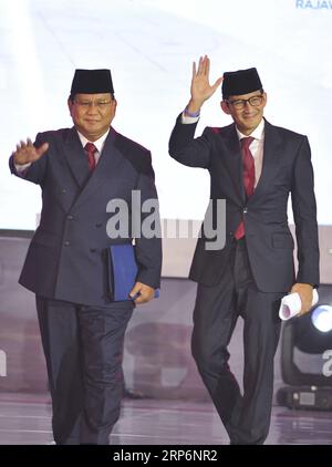 (190117) -- GIACARTA, 17 gennaio 2019 -- il candidato presidenziale indonesiano Prabowo Subianto (L) e il suo compagno di corsa Sandiaga uno salutano i loro sostenitori durante un dibattito a Giacarta, in Indonesia, 17 gennaio 2019. L'Indonesia terrà le sue elezioni presidenziali nell'aprile 2019. ) INDONESIA-GIACARTA-ELEZIONI PRESIDENZIALI-DIBATTITO Zulkarnain PUBLICATIONxNOTxINxCHN Foto Stock