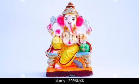 Dio Indiano idolo o statua isolata su bianco. Maa laxmi con Lord Ganesha, Adiyogi, Godess Durga sul leone e la statua di Lord Krishana. Foto Stock