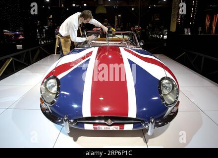 (190117) -- BRUXELLES, 17 gennaio 2019 -- Un membro del personale pulisce un'auto Jaguar e Type 1967 al salone Dream Cars del 97° Salone dell'automobile di Bruxelles, Belgio, 17 gennaio 2019. Il 97° Salone dell'automobile di Bruxelles aprirà al pubblico il 19 gennaio. Circa 40 auto di lusso sono esposte al salone Dream Cars durante il salone dell'automobile. ) BELGIO-BRUXELLES-MOTOR SHOW-PREVIEW YexPingfan PUBLICATIONxNOTxINxCHN Foto Stock