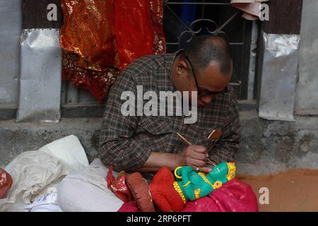 (190118) -- KATHMANDU, 18 gennaio 2019 -- Un prete nepalese dipinge l'idolo di Dio della pioggia Seto Machindranath dopo la cerimonia del bagno a Jana Bahal a Kathmandu, Nepal, il 18 gennaio 2019. La divinità è bagnata e ridipinta ogni anno come un rituale che simboleggia i cambiamenti che si verificano nella vita delle persone. NEPAL-KATHMANDU-FESTIVAL-GOD OF RAIN-PAINT SULAVXSHRESTHA PUBLICATIONXNOTXINXCHN Foto Stock