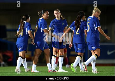 Lauren James del Chelsea (seconda a sinistra) celebra il secondo gol della loro squadra con i compagni di squadra durante l'amichevole femminile a Kingsmeadow, Londra. Data foto: Domenica 3 settembre 2023. Foto Stock