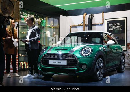 (190118) -- BRUXELLES, 18 gennaio 2019 -- due giornalisti parlano della Mini Cooper 60 Year Anniversary Edition durante la sua prima mondiale al 97° Salone dell'automobile di Bruxelles all'Expo di Bruxelles, in Belgio, 18 gennaio 2019. Il 97° Salone dell'automobile di Bruxelles sarà aperto al pubblico dal 19 gennaio al 27 gennaio. ) BELGIO-BRUXELLES-MOTOR SHOW ZhengxHuansong PUBLICATIONxNOTxINxCHN Foto Stock