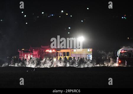 (190119) -- TLAHUELILPAN, 19 gennaio 2019 (Xinhua) -- i soccorritori lavorano sul sito di un'esplosione di oleodotti nel comune di Tlahuelilpan, stato di Hidalgo, Messico, 19 gennaio 2019. Almeno 21 persone sono rimaste uccise e altre 71 ferite in un'esplosione di oleodotti nello stato messicano centrale di Hidalgo venerdì, hanno detto le autorità locali. (Xinhua/Xin Yuewei) (NOTIZIE SPOT)MESSICO-HIDALGO-PIPELINE-EXPLOSION PUBLICATIONxNOTxINxCHN Foto Stock