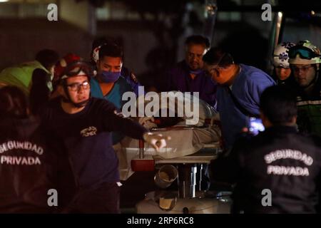 (190119) -- TLAHUELILPAN, 19 gennaio 2019 -- una persona ferita viene trasportata in ospedale dopo un'esplosione di gasdotti nel comune di Tlahuelilpan, stato di Hidalgo, Messico, 19 gennaio 2019. Almeno 21 persone sono rimaste uccise e altre 71 ferite in un'esplosione di oleodotti nello stato messicano centrale di Hidalgo venerdì, hanno detto le autorità locali. Francisco Canedo) (SPOT NEWS)MESSICO-HIDALGO-PIPELINE-EXPLOSION e FranciscoxCa?edo PUBLICATIONxNOTxINxCHN Foto Stock