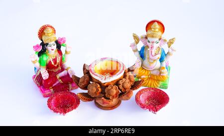 Dio Indiano idolo o statua isolata su bianco. Maa laxmi con Lord Ganesha, Adiyogi, Godess Durga sul leone e la statua di Lord Krishana. Foto Stock