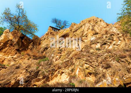 Vista dal basso di un vecchio edificio abbandonato nel villaggio di Gamsutl nel Daghestan Foto Stock