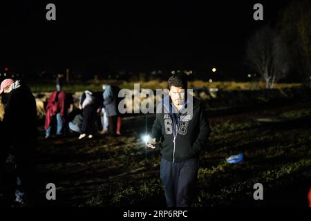 (190119) -- TLAHUELILPAN, 19 gennaio 2019 (Xinhua) -- i parenti cercano la loro amata scomparsa nel sito di un'esplosione di oleodotti nel comune di Tlahuelilpan, stato di Hidalgo, Messico, 19 gennaio 2019. Almeno 21 persone sono rimaste uccise e altre 71 ferite in un'esplosione di oleodotti nello stato messicano centrale di Hidalgo venerdì, hanno detto le autorità locali. (Xinhua/Xin Yuewei) (NOTIZIE SPOT)MESSICO-HIDALGO-PIPELINE-EXPLOSION PUBLICATIONxNOTxINxCHN Foto Stock