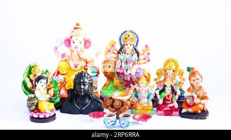 Dio Indiano idolo o statua isolata su bianco. Maa laxmi con Lord Ganesha, Adiyogi, Godess Durga sul leone e la statua di Lord Krishana. Foto Stock