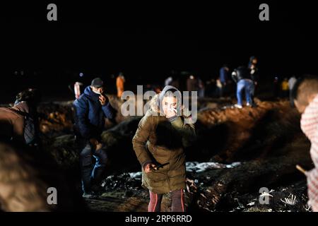 (190119) -- TLAHUELILPAN, 19 gennaio 2019 (Xinhua) -- i parenti cercano la loro amata scomparsa nel sito di un'esplosione di oleodotti nel comune di Tlahuelilpan, stato di Hidalgo, Messico, 19 gennaio 2019. Almeno 21 persone sono rimaste uccise e altre 71 ferite in un'esplosione di oleodotti nello stato messicano centrale di Hidalgo venerdì, hanno detto le autorità locali. (Xinhua/Xin Yuewei) MESSICO-HIDALGO-PIPELINE-EXPLOSION PUBLICATIONxNOTxINxCHN Foto Stock