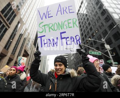 (190120) -- PECHINO, 20 gennaio 2019 -- le persone marciano per strada durante la marcia femminile del 2019 a New York City, negli Stati Uniti, il 19 gennaio 2019. Sfidando il vento freddo, decine di migliaia di persone a New York sono scese in strada per unirsi alla terza marcia femminile di sabato, come parte dell'evento annuale a livello nazionale che chiedeva i diritti delle donne e l'uguaglianza sociale in vari aspetti. ) XINHUA FOTO DEL GIORNO WangxYing PUBLICATIONxNOTxINxCHN Foto Stock