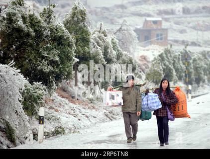 (190120) -- PECHINO, 20 gennaio 2019 (Xinhua) -- i pedoni camminano su una strada chiusa a causa della neve pesante mentre tornano a casa per la riunione di famiglia del Festival di Primavera nella regione autonoma del Guangxi Zhuang della contea di Guanyang, nella Cina meridionale, 28 gennaio 2008. Il ritorno alle città natali rimane la parte più importante del Festival di Primavera Cinese. Che si tratti di guida autonoma o di prendere i treni o i voli, i viaggi a casa e le riunioni di famiglia sono una priorità per molti cinesi. La corsa annuale di viaggio intorno al festival, noto come chunyun, mette spesso alla prova il sistema di trasporto del paese. Autorità di trasporto della Cina Foto Stock