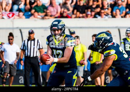 Stoccarda, Germania. 3 settembre 2023. European League of Football, ELF/ Game : Helvetic Guards a Stoccarda Surge il 03. Settembre 2023,nello Stadio Gazi , Stoccarda , Germania, QB # 12 Janis Kaiser/ Stoccarda Surge Credit: Frank Baumert/Alamy Live News Foto Stock