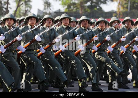 (190121) -- PECHINO, 21 gennaio 2019 -- i soldati marciano durante una parata militare in occasione del 70° anniversario della fondazione delle forze armate del popolo del Laos a Vientiane, Laos, 20 gennaio 2019. Ju Zhenhua) XINHUA FOTO DEL GIORNO juzhenhua PUBLICATIONxNOTxINxCHN Foto Stock