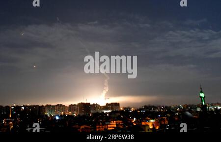 News Themen der Woche KW04 News Bilder des Tages 190121 -- DAMASCO, 21 gennaio 2019 -- il missile di difesa aerea della Siria, in risposta a un attacco missilistico, è visto nel cielo sopra Damasco, capitale della Siria, il 21 gennaio 2019. Le difese aeree siriane hanno risposto ai pesanti attacchi israeliani all'inizio di lunedì, distruggendo la maggior parte dei missili prima che raggiungessero i loro obiettivi, ha riferito la TV di stato siriana. SIRIA-DAMASCO-MISSILE AmmarxSafarjalani PUBLICATIONxNOTxINxCHN Foto Stock