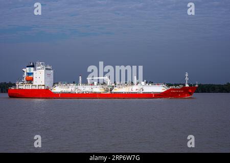 La petroliera GPL Straits Star si dirige verso il porto di Mongla sul fiume Pashur. Bagerhat, Bangladesh Foto Stock