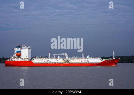 La petroliera GPL Straits Star si dirige verso il porto di Mongla sul fiume Pashur. Bagerhat, Bangladesh Foto Stock