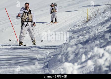 (190121) -- ALTURE DEL GOLAN, 21 gennaio 2019 -- soldati dell'esercito israeliano dell'unità alpina militare israeliana sono visti nella stazione sciistica di Mount Hermon, nelle alture del Golan occupate da Israele, il 21 gennaio 2019. L'esercito israeliano ha confermato lunedì di aver colpito obiettivi iraniani in Siria, dicendo che la mossa è stata una rappresaglia di un razzo lanciato dalla Siria domenica. ) MIDEAST-GOLAN HEIGHTS-ISRAEL-SYRIA-TENSION GILXELYAHU-JINI PUBLICATIONXNOTXINXCHN Foto Stock