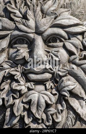personaggio uomo verde modellato per l'uso come ornamento da giardino. mitica creatura forestale e boschiva. le fiabe folkloristiche degli uomini verdi. Foto Stock