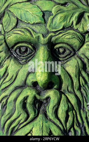 ornamento verde del giardino. vita e ciclo di vita dei giardini nel folklore. misterioso uomo verde mitica statua o figura da giardino. Foto Stock