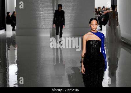 (190122) -- PARIGI, 22 gennaio 2019 -- i modelli presentano le creazioni di Givenchy durante la mostra della collezione Primavera/Estate 2019 di Haute Couture a Parigi, in Francia, il 22 gennaio 2019. ) FRANCE-PARIS-FASHION WEEK-HAUTE COUTURE-GIVENCHY PIEROXBIASION PUBLICATIONXNOTXINXCHN Foto Stock