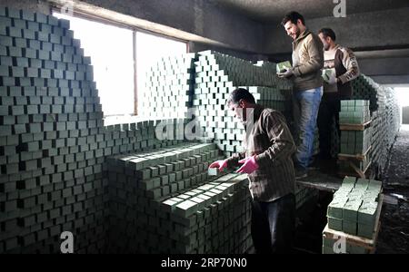 (190123) -- ALEPPO, 23 gennaio 2019 -- i lavoratori siriani organizzano le barrette di sapone d'oliva in una fabbrica alla periferia di Aleppo, Siria, 20 dicembre 2018. Per gli abitanti della città siriana di Aleppo, il sapone d'oliva non è solo una saponetta per lavarsi le mani o aggiungere un naturale luccichio ai capelli, ma anche uno dei loro orgogliosi e preziosi patrimoni. ANDARE CON LA CARATTERISTICA: I produttori di sapone di oliva si sono Uniti in solidarietà per rilanciare l'industria tradizionale in Siria S Aleppo ) SIRIA-ALEPPO-LIFE-OLIVE-SOAP-MAKING AmmarxSafarjalani PUBLICATIONxNOTxINxCHN Foto Stock