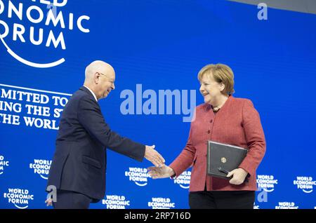 (190124) -- PECHINO, 24 gennaio 2019 -- la cancelliera tedesca Angela Merkel (R) stringe la mano al fondatore e presidente esecutivo del World Economic Forum (WEF) Klaus Schwab durante una sessione plenaria della 49a riunione annuale del WEF a Davos, in Svizzera, il 23 gennaio 2019. Credo che il multilateralismo sia indispensabile per lo sviluppo prospero del mondo, ha detto Merkel qui mercoledì. ) XINHUA FOTO DEL GIORNO XuxJinquan PUBLICATIONxNOTxINxCHN Foto Stock