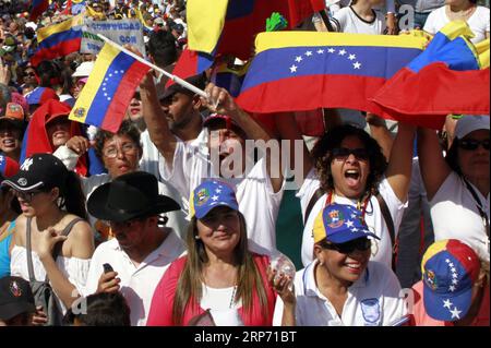 (190124) -- ZULIA, 24 gennaio 2019 -- i sostenitori dell'opposizione prendono parte a una manifestazione a Maracaibo, nello stato di Zulia, Venezuela, il 23 gennaio 2019. Mercoledì il presidente venezuelano Nicolas Maduro ha annunciato che stava tagliando i legami diplomatici e politici con gli Stati Uniti dopo che le autorità statunitensi hanno riconosciuto il leader dell'opposizione Juan Guaido come presidente ad interim della nazione. ) VENEZUELA-Stati Uniti-LEGAMI CHE SEPARANO AndreaxRomero PUBLICATIONxNOTxINxCHN Foto Stock