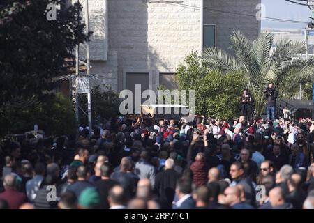 (190124) -- BAQA AL GHARBIYYE, 24 gennaio 2019 -- la gente partecipa ai funerali di Aya Masarwe a Baqa al-Gharbiyye, Israele, il 23 gennaio 2019. La studentessa israeliana Aya Masarwe, 21 anni, è stata uccisa a Melbourne mentre parlava al telefono con sua sorella, e il corpo è stato trovato mercoledì mattina vicino al campus della la Trobe University dove era in un programma di studio. JINI) ISRAEL-BAQA AL GHARBIYYE-FUNERALE GUOYU PUBLICATIONXNOTXINXCHN Foto Stock