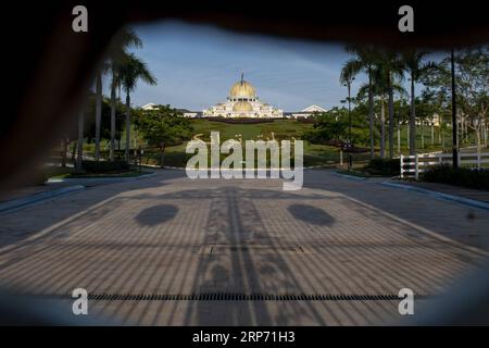 (190124) -- KUALA LUMPUR, 24 gennaio 2019 -- l'Istana Negara (Palazzo Nazionale) è raffigurato a Kuala Lumpur, Malesia, 24 gennaio 2019. La Conferenza dei governanti della Malesia di giovedì ha nominato il sultano Abdullah Sultan Ahmad Shah sedicesimo re del paese, che funge da capo costituzionale dello stato, ha riferito l'agenzia di stampa statale Bernama. In una dichiarazione del Custode del sigillo del sovrano, Syed Danial Syed Ahmad, Abdullah sarà ufficialmente insediato come re o Yang di-Pertuan Agong il 31 gennaio, sostituendo il suo predecessore il sultano Muhammad V dello stato del Kelantan che si dimise il 6 gennaio. ) MALAYSIA-KUALA LUMPUR-NE Foto Stock