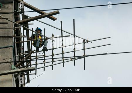 (190124) -- QUEZON CITY, 24 gennaio 2019 -- Un operaio lavora in un cantiere a Quezon City, Filippine, 24 gennaio 2019. L'economia filippina è cresciuta del 6,1% nel quarto trimestre del 2018, portando la crescita economica dell'intero anno per il 2018 al 6,2%. ) FILIPPINE-QUEZON CITY-ECONOMY ROUELLExUMALI PUBLICATIONxNOTxINxCHN Foto Stock