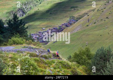 Gli escursionisti si avvicinano al villaggio fortificato di Dartlo a Tusheti, Georgia Foto Stock