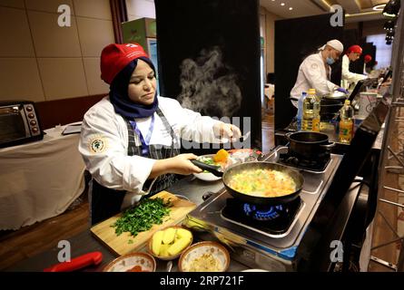 (190124) -- NABLUS, 24 gennaio 2019 -- gli chef partecipano a un concorso nazionale di cucina nella città di Nablus, 22 gennaio 2019. Sebbene simile alla cultura gastronomica mediterranea generale, la cucina palestinese si distingue con una serie di spezie ed erbe gustose. La nuova associazione di maestri chef in Palestina ha organizzato un concorso di cucina nazionale, con l'obiettivo di scegliere gli chef vincitori per unirsi a una squadra nazionale che sarà addestrata per competere a livello internazionale. Oltre 150 chef palestinesi si sono riuniti al concorso per tre giorni nella città di Nablus in Cisgiordania, presentando tr Foto Stock