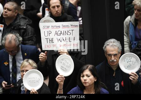 News Bilder des Tages Washington, Proteste gegen den Shutdown (190124) -- WASHINGTON, 24 gennaio 2019 -- i membri del sindacato, i lavoratori federali e altri manifestanti protestano per la parziale chiusura del governo degli Stati Uniti il giorno 33 della chiusura nell'edificio degli uffici del Senato Hart a Washington D.C., negli Stati Uniti, il 23 gennaio 2019. Liu Jie) (a›±Æ‹ ½éÖÖè–‡)U.S.-Washington D.C.-Government shutdown-protest aˆ˜Æ° PUBLICATIONxNOTxINxCHN Foto Stock