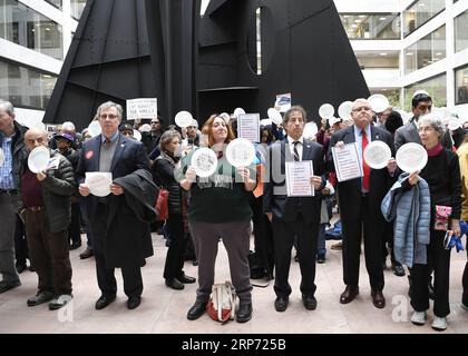 Washington, Proteste gegen den Shutdown (190124) -- WASHINGTON, 24 gennaio 2019 -- membri sindacali, lavoratori federali e altri manifestanti protestano per la parziale chiusura del governo degli Stati Uniti il giorno 33 della chiusura nell'edificio degli uffici del Senato Hart a Washington D.C., negli Stati Uniti, il 23 gennaio 2019. Liu Jie) (a›±Æ‹ ½éÖÖè–‡)U.S.-Washington D.C.-Government shutdown-protest aˆ˜Æ° PUBLICATIONxNOTxINxCHN Foto Stock