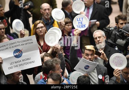 Washington, Proteste gegen den Shutdown (190124) -- WASHINGTON, 24 gennaio 2019 -- membri sindacali, lavoratori federali e altri manifestanti protestano per la parziale chiusura del governo degli Stati Uniti il giorno 33 della chiusura nell'edificio degli uffici del Senato Hart a Washington D.C., negli Stati Uniti, il 23 gennaio 2019. Liu Jie) (a›±Æ‹ ½éÖÖè–‡)U.S.-Washington D.C.-Government shutdown-protest aˆ˜Æ° PUBLICATIONxNOTxINxCHN Foto Stock