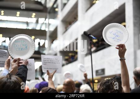 Washington, Proteste gegen den Shutdown (190124) -- WASHINGTON, 24 gennaio 2019 -- membri sindacali, lavoratori federali e altri manifestanti protestano per la parziale chiusura del governo degli Stati Uniti il giorno 33 della chiusura nell'edificio degli uffici del Senato Hart a Washington D.C., negli Stati Uniti, il 23 gennaio 2019. Liu Jie) (a›±Æ‹ ½éÖÖè–‡)U.S.-Washington D.C.-Government shutdown-protest aˆ˜Æ° PUBLICATIONxNOTxINxCHN Foto Stock