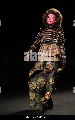 (190125) -- MADRID, 25 gennaio 2019 (Xinhua) -- Un modello presenta le creazioni del designer Anel Yaos durante la Madrid Fashion Week a Madrid, in Spagna, 24 gennaio 2019. (Xinhua/Guo Qiuda) MADRID- SFILATA PUBLICATIONxNOTxINxCHN Foto Stock