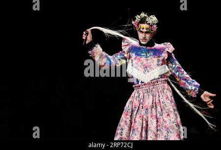 (190125) -- MADRID, 25 gennaio 2019 (Xinhua) -- Un modello presenta le creazioni del designer Anel Yaos durante la Madrid Fashion Week a Madrid, in Spagna, 24 gennaio 2019. (Xinhua/Guo Qiuda) MADRID- SFILATA PUBLICATIONxNOTxINxCHN Foto Stock