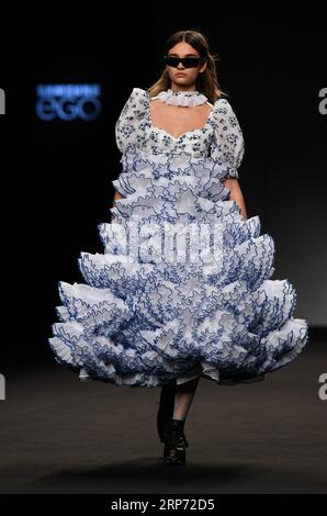 (190125) -- MADRID, 25 gennaio 2019 (Xinhua) -- Un modello presenta le creazioni del designer Anel Yaos durante la Madrid Fashion Week a Madrid, in Spagna, 24 gennaio 2019. (Xinhua/Guo Qiuda) MADRID- SFILATA PUBLICATIONxNOTxINxCHN Foto Stock