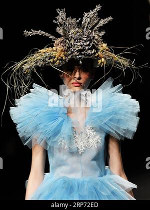 (190125) -- MADRID, 25 gennaio 2019 (Xinhua) -- Un modello presenta creazioni del designer Reveligion durante la Madrid Fashion Week a Madrid, in Spagna, 24 gennaio 2019. (Xinhua/Guo Qiuda) MADRID- SFILATA PUBLICATIONxNOTxINxCHN Foto Stock