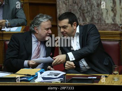 (190125) -- ATENE, 25 gennaio 2019 -- il ministro degli Esteri greco alternativo George Katrougalos (L) ha parlato con il primo ministro greco Alexis Tsipras durante la votazione su un accordo sull'uso del nome Macedonia ad Atene, Grecia, il 25 gennaio 2019. Venerdì il parlamento greco ha approvato lo storico accordo raggiunto l'estate scorsa che risolve una disputa di quasi 28 anni tra la Grecia e l'ex Repubblica jugoslava di Macedonia (FYROM) sull'uso del nome Macedonia. ) GRECIA-ATENE-PARLAMENTO-MACEDONIA NOME ACCORDO-RATIFICA MARIOSXLOLOS PUBLICATIONXNOTXINXCHN Foto Stock