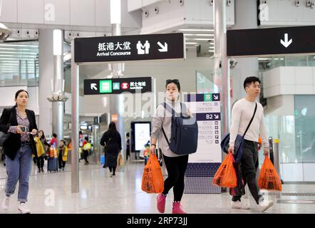 (190126) -- HONG KONG, 26 gennaio 2019 (Xinhua) -- i passeggeri camminano alla stazione ferroviaria di West Kowloon a Hong Kong, Cina meridionale, 25 gennaio 2019. Per servire meglio i passeggeri che utilizzano le biglietterie automobilistiche, sono installati cartelli blu e i membri del personale in arancione sono inviati per offrire aiuto alla stazione ferroviaria di West Kowloon a Hong Kong. (Xinhua/Wu Xiaochu) CHINA-HONG KONG-WEST KOWLOON STATION-SERVICE (CN) PUBLICATIONxNOTxINxCHN Foto Stock